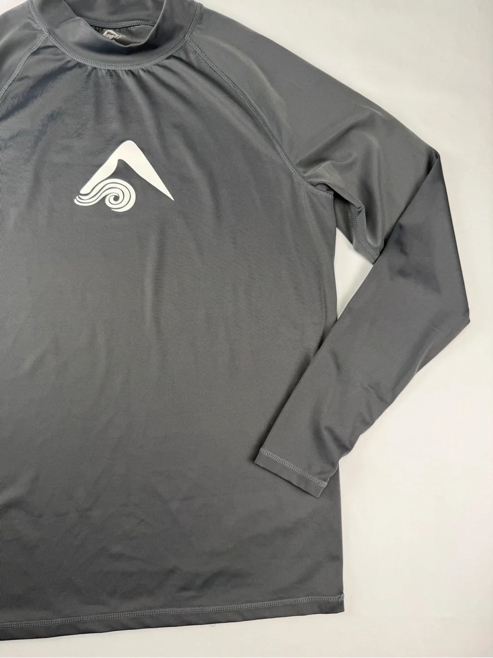Kanu Surf Men's Gray Long-Sleeve Rash Guard - SPF Protection